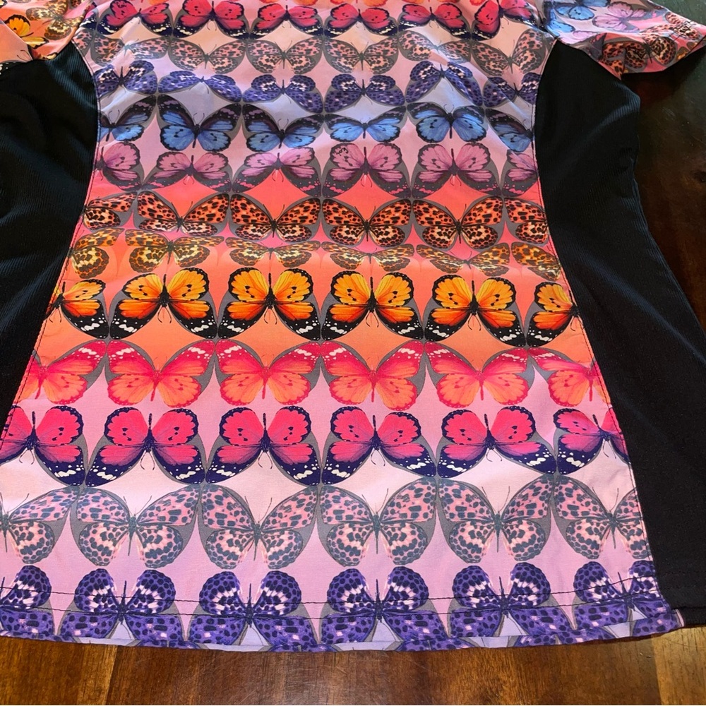 Butterfly Scrub Top! - Picture 9 of 9